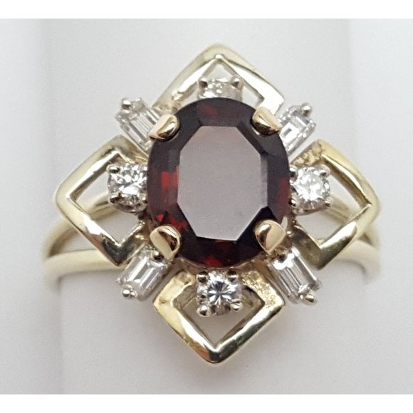 Exquisite 14K Karat Solid Yellow Gold Oval Garnet, Round & Baguette Diamond Ring - Picture 1 of 16